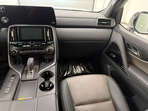 Certified 2025 Lexus LX 700h Overtrail AWD/4WD image 31