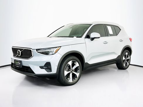 Used 2024 Volvo XC40 B5 Plus image 3