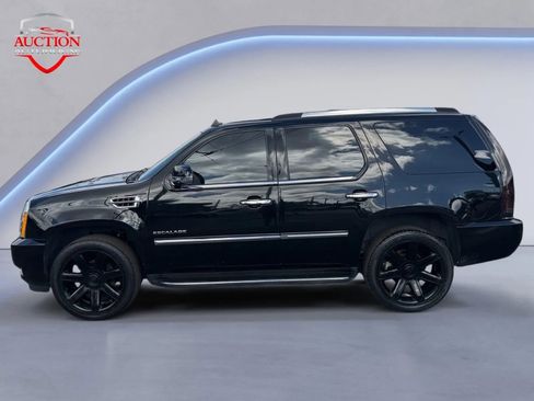 Used 2013 Cadillac Escalade Luxury image 2