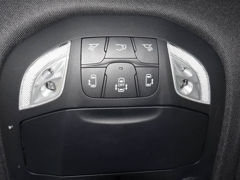 Used 2025 Chrysler Pacifica Limited FWD image 29