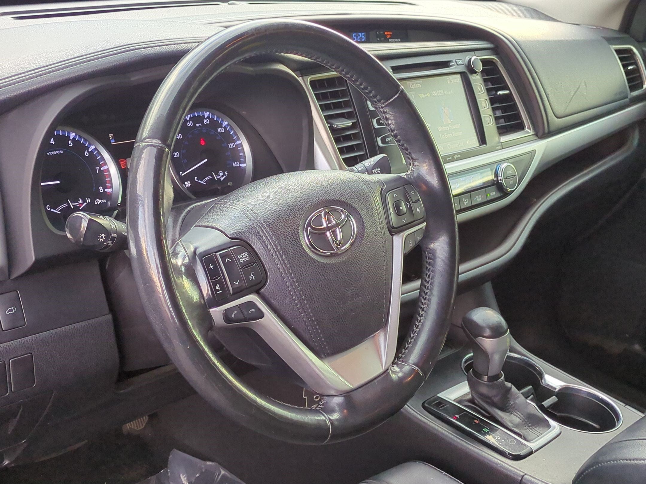 Used 2017 Toyota Highlander Plus AWD/4WD image 18