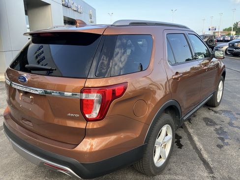 Used 2017 Ford Explorer XLT w/ Equipment Group 201A AWD/4WD image 8