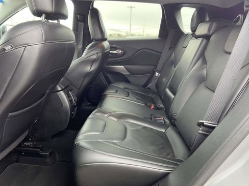 Used 2019 Jeep Cherokee Limited image 11