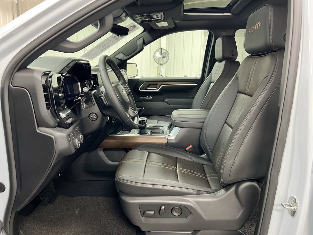 Used 2026 Chevrolet Silverado 1500 High Country w/ Technology Package AWD/4WD image 21