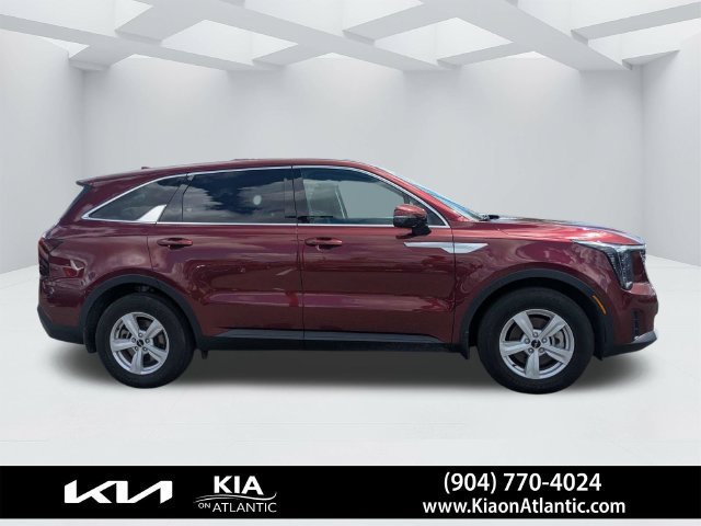 Used 2025 Kia Sorento LX FWD image 2