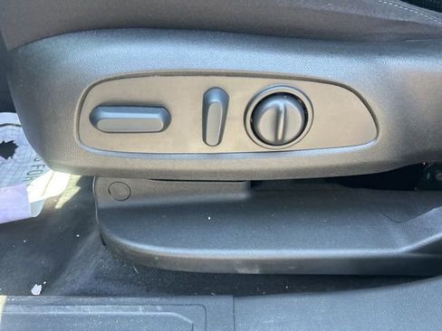 Used 2022 GMC Acadia SLE w/ Driver Convenience Package FWD image 16