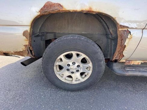 Used 2004 Chevrolet Avalanche Z71 w/ Preferred Equipment Group AWD/4WD image 17