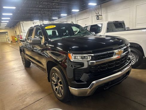 Used 2022 Chevrolet Silverado 1500 LT AWD/4WD image 4