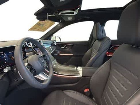 Used 2025 Mercedes-Benz GLC 350e 4MATIC image 4