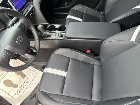 Used 2025 Toyota Camry SE image 21