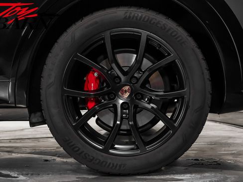 Used 2025 Porsche Cayenne GTS image 18