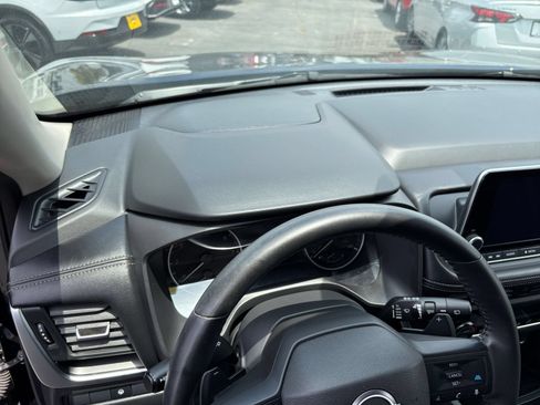 Used 2025 Nissan Rogue SV FWD image 35