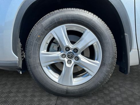Used 2024 Toyota Highlander LE AWD/4WD image 10