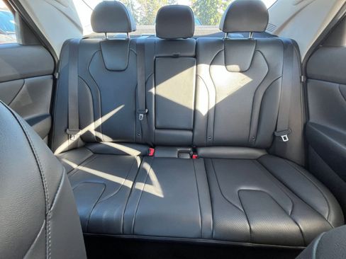 Used 2025 Hyundai Elantra Limited image 41