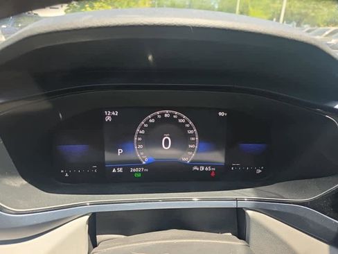 Used 2023 Volkswagen Taos SE w/ Panoramic Sunroof Package FWD image 6