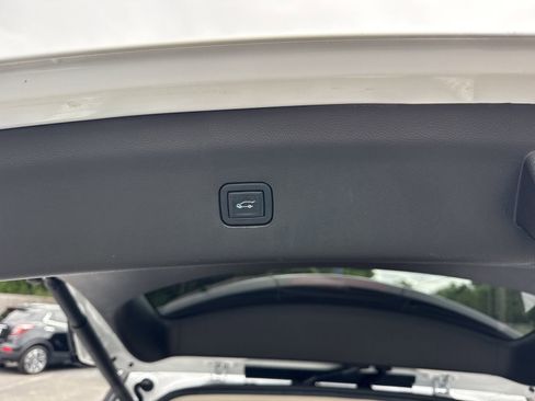 Used 2022 Buick Enclave Essence w/ Experience Buick Package FWD image 31