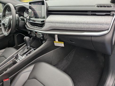 Used 2025 Jeep Compass Latitude AWD/4WD image 9