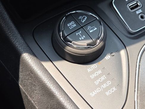 Used 2021 Jeep Cherokee Trailhawk AWD/4WD image 11