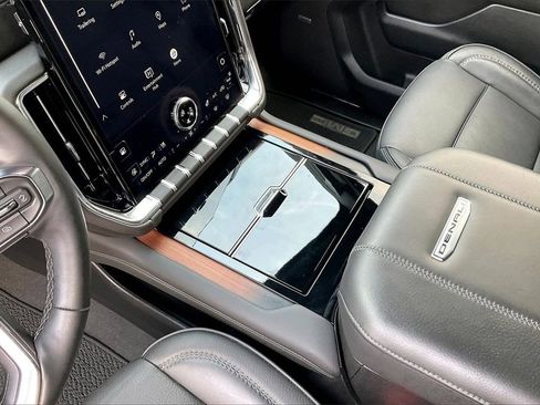 Used 2025 GMC Yukon XL Denali w/ Denali Reserve Package image 15