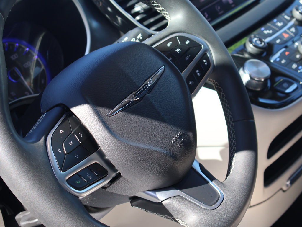 Used 2023 Chrysler Pacifica Touring-L FWD image 21
