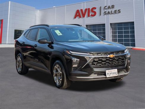 Used 2025 Chevrolet Trax LT w/ LT Convenience Package image 3
