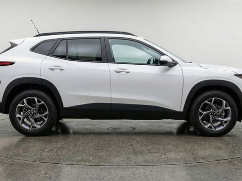 Used 2025 Chevrolet Trax LT w/ LT Convenience Package FWD image 9