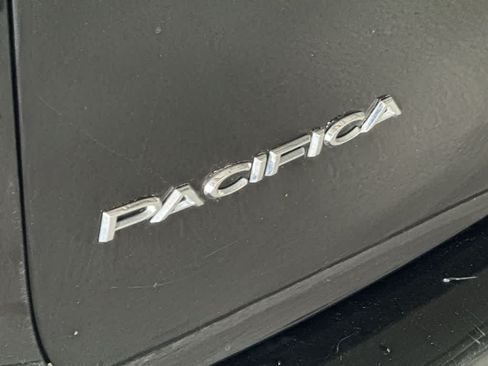 Used 2023 Chrysler Pacifica Touring-L FWD image 10
