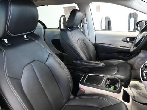 Used 2024 Chrysler Pacifica Touring-L FWD image 9