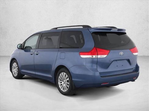 Used 2014 Toyota Sienna XLE w/ Preferred Accessory Package FWD image 5