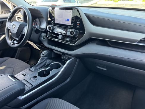 Used 2021 Toyota Highlander L FWD image 10