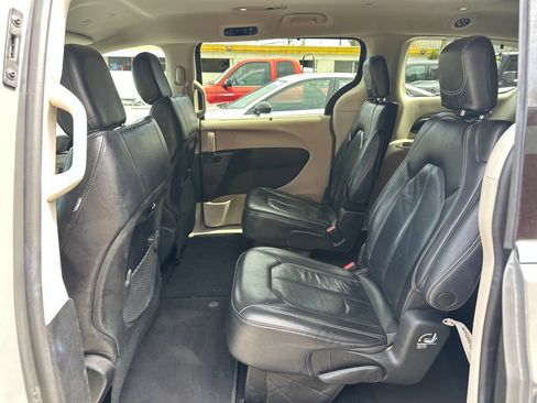 Used 2022 Chrysler Pacifica Touring-L FWD image 19