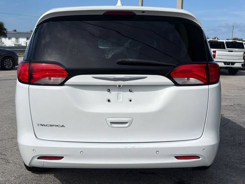 Used 2017 Chrysler Pacifica Touring w/ Tire & Wheel Group FWD image 4