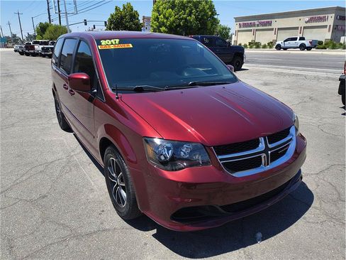 Used 2017 Dodge Grand Caravan SE FWD image 3
