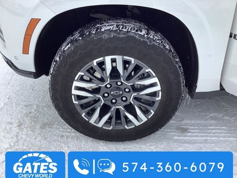 Used 2025 Chevrolet Suburban Z71 image 32