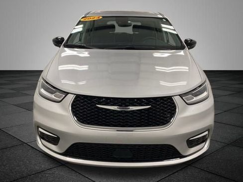 Used 2024 Chrysler Pacifica Limited image 2