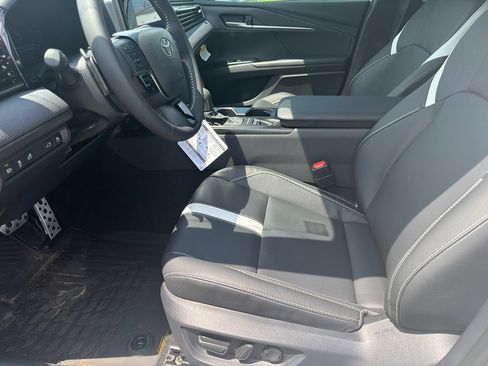 New 2026 Toyota Camry Hybrid FWD image 17