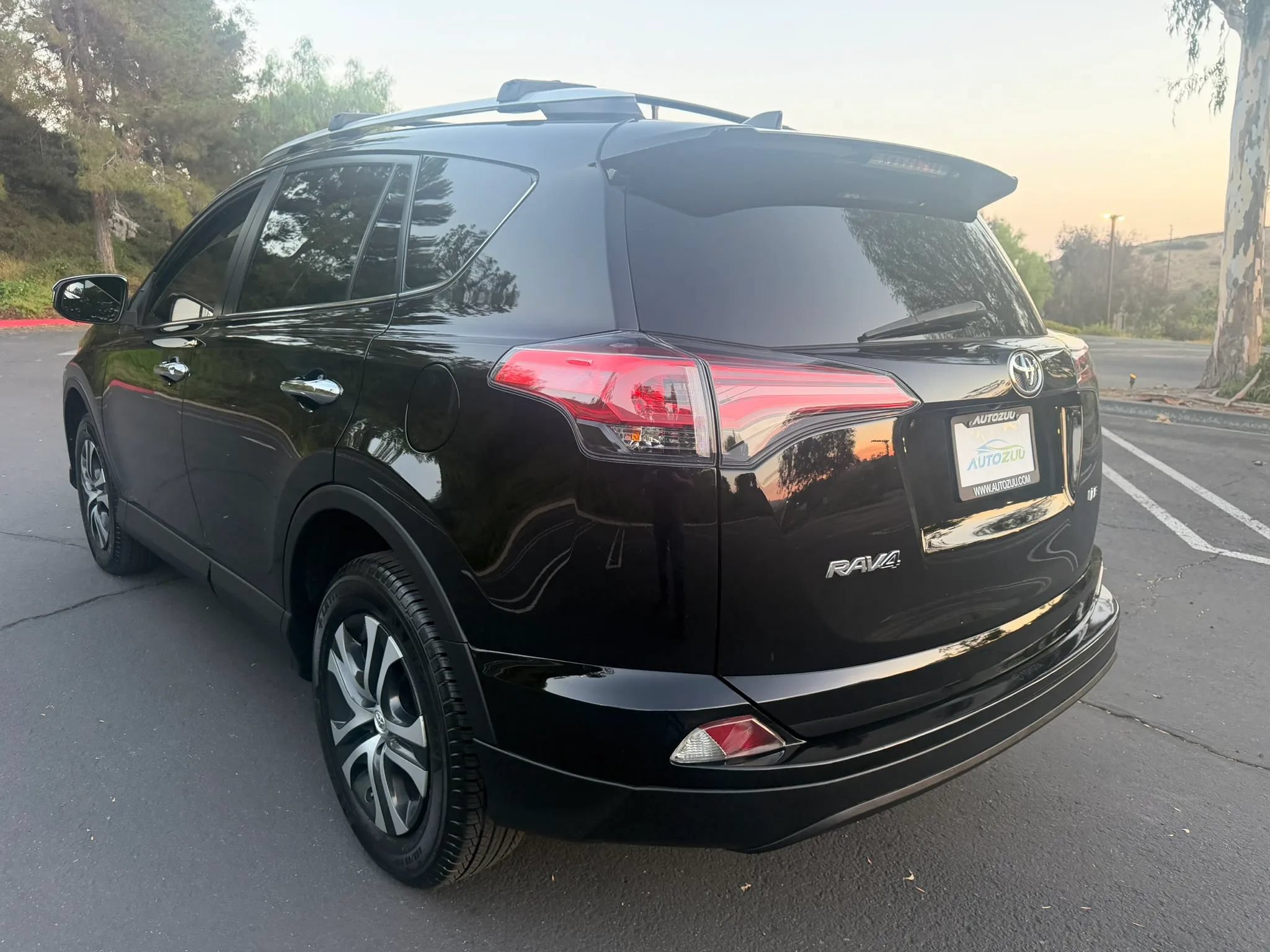 Used 2016 Toyota RAV4 LE FWD image 3