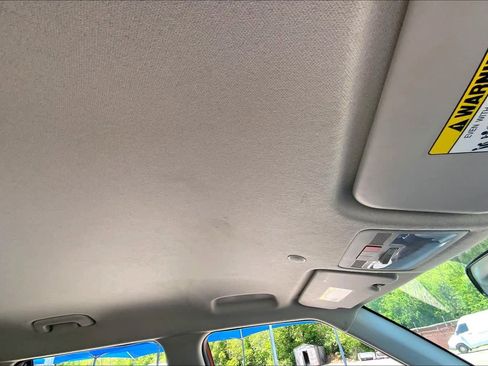 Used 2023 Hyundai Venue Limited image 14