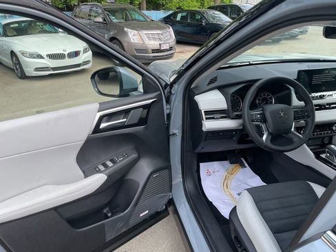 New 2026 Mitsubishi Outlander SE FWD image 10