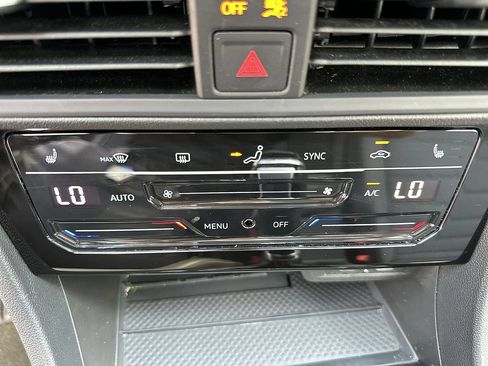 Used 2025 Volkswagen Jetta SE FWD image 21
