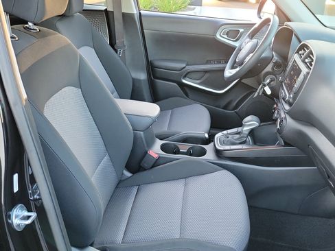 Used 2025 Kia Soul LX image 17