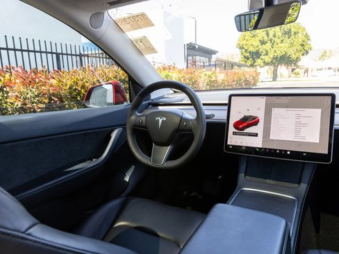 Used 2021 Tesla Model Y Long Range image 27