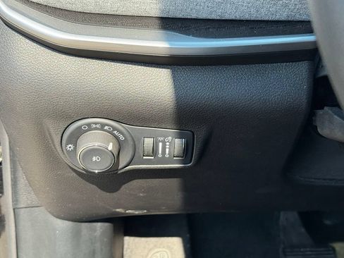 Used 2025 Jeep Compass Latitude w/ Sun & Sound Group AWD/4WD image 18