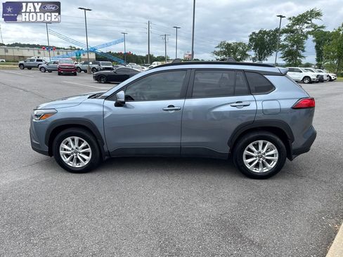 Used 2024 Toyota Corolla Cross LE FWD image 3