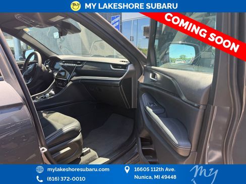 Used 2025 Jeep Grand Cherokee Altitude AWD/4WD image 15