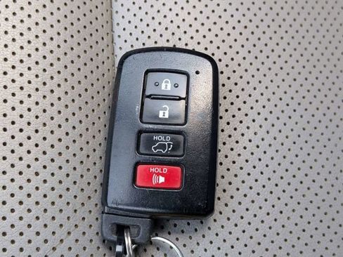 Used 2016 Toyota Highlander Limited w/ Driver Technology Package FWD image 29