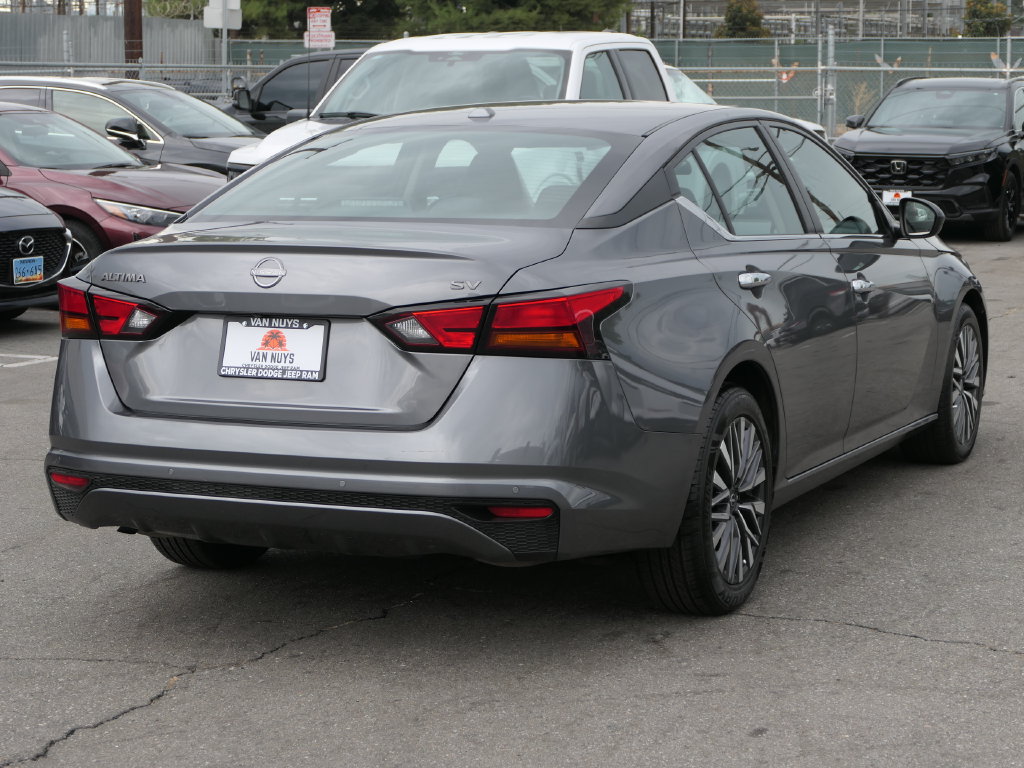 Used 2024 Nissan Altima 2.5 SV FWD image 3