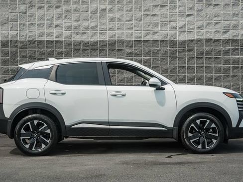 Used 2025 Nissan Kicks SV AWD/4WD image 4