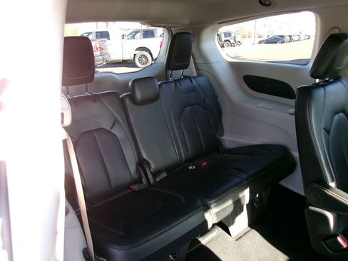 Certified 2024 Chrysler Pacifica Touring-L image 11