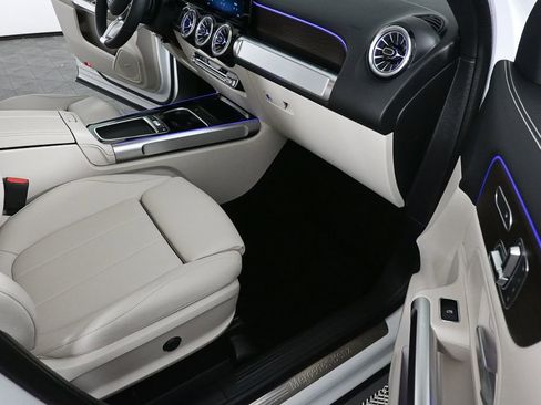 Used 2025 Mercedes-Benz GLB 250 image 23